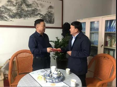 敦煌種業(yè)領(lǐng)導(dǎo)看望慰問公司老干部、老黨員及困難黨員職工