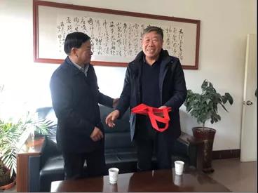 敦煌種業(yè)領(lǐng)導(dǎo)看望慰問公司老干部、老黨員及困難黨員職工