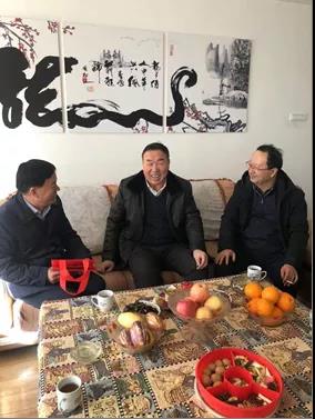 敦煌種業(yè)領(lǐng)導(dǎo)看望慰問公司老干部、老黨員及困難黨員職工